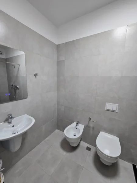 Tirane, jepet me qera apartament 2+1 , 120 m² 1.300 € 