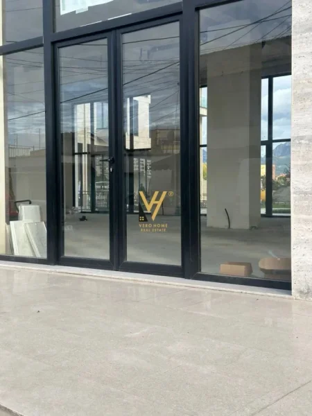 Tirane, shitet dyqan Kati 0, 218 m² 750.000 € (JORDAN MISJA)