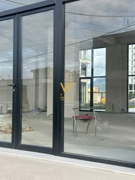 Tirane, shitet dyqan Kati 0, 55 m² 189.000 € (JORDAN MISJA)