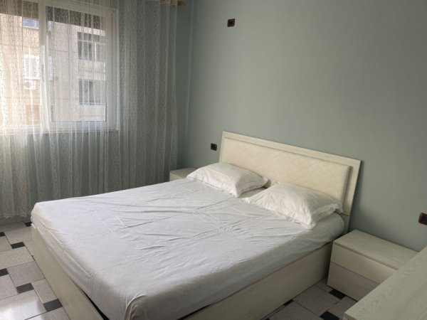 Tirane, jepet me qera apartament 2+1 Kati 4, 90 m² 700 € (Ish Parku Autobuzave/Rr.Ndre Mjeda)