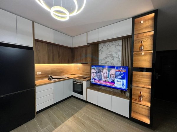 Tirane, jepet me qera apartament 1+1+Aneks Kati 8, 61 m² 500 € 