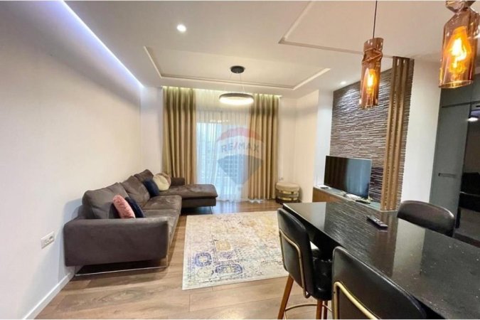 Tirane, jepet me qera apartament 2+1 , 111 m² 850 € (KOMPLEKSI PANORAMA)