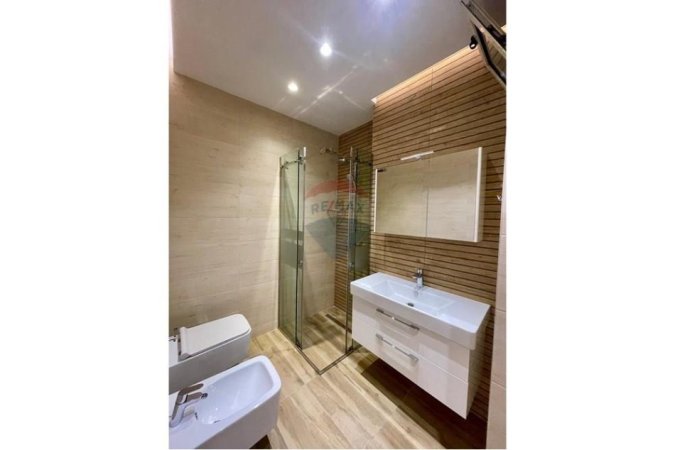 Tirane, jepet me qera apartament 2+1 , 111 m² 850 € (KOMPLEKSI PANORAMA)