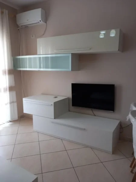 Tirane, jepet me qera apartament 2+1 Kati 5, 