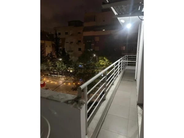 Tirane, jepet me qera apartament 2+1 Kati 2, 88 m² 600 € (kristal center)