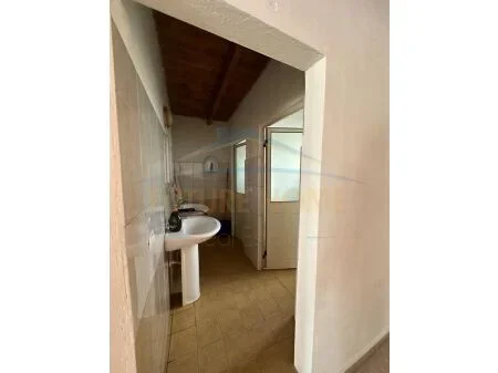 Shkembi Kavajes, shitet ambjent biznesi Kati 0, 230 m² 250.000 €