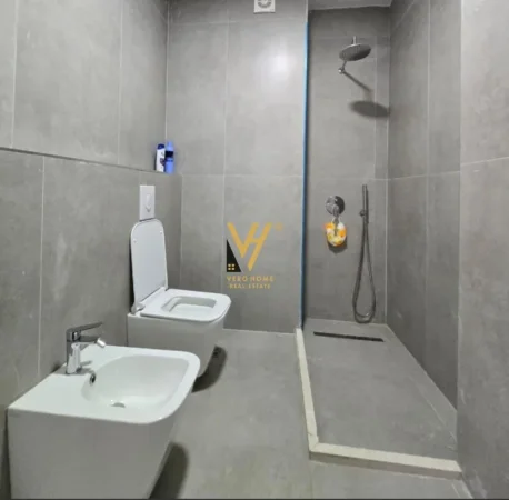 Tirane, jepet me qera apartament 2+1+Ballkon Kati 8, 115 m² 850 € (KOMUNA E PARISIT)