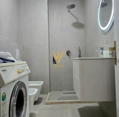 Tirane, jepet me qera apartament 2+1+Ballkon Kati 8, 115 m² 850 € (KOMUNA E PARISIT)