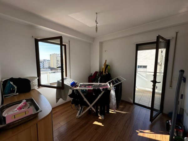 Tirane, jepet me qera apartament 2+1+Ballkon Kati 5, 95 m² 800 € (Prokuroria, Rruga Mine Peza)