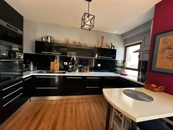 Tirane, jepet me qera apartament 2+1+Ballkon Kati 5, 95 m² 800 € (Prokuroria, Rruga Mine Peza)