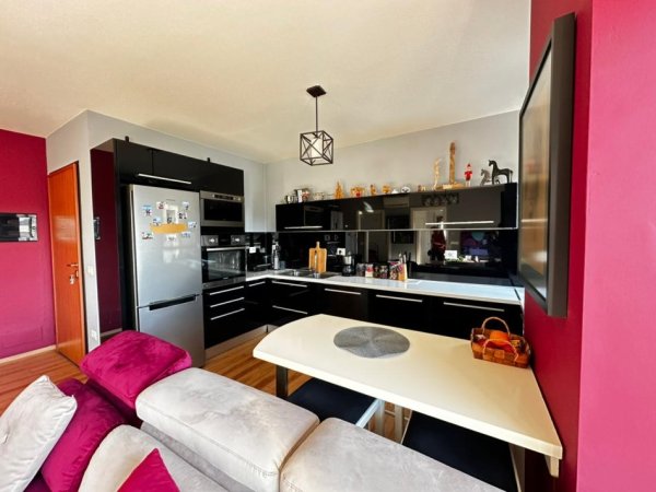 Tirane, jepet me qera apartament 2+1+Ballkon Kati 5, 95 m² 800 € (Prokuroria, Rruga Mine Peza)