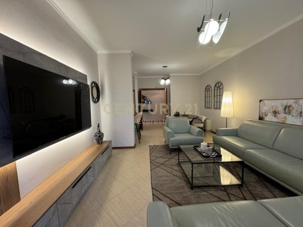 Tirane, jepet me qera apartament 2+1 Kati 4, 124 m² 1.300 € (ETC)