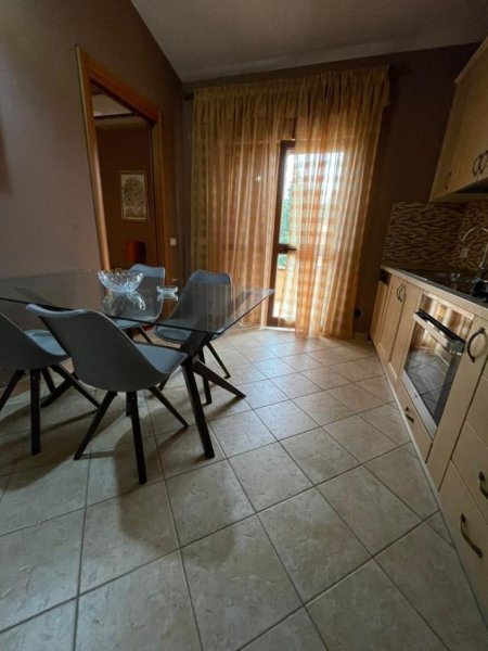 Tirane, jepet me qera Vile 2+1+Ballkon Kati 3, 450 € (Sterio Spasse)