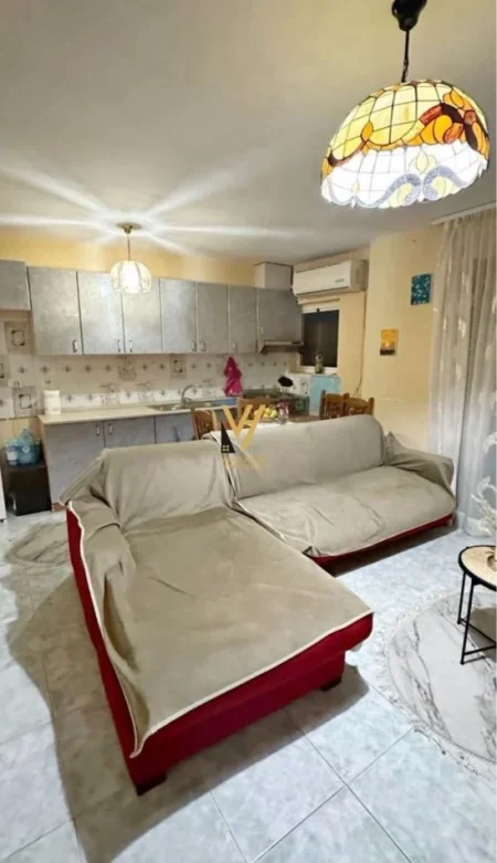 Tirane, jepet me qera apartament 2+1+Ballkon Kati 3, 50 m² 450 € (QENDER)