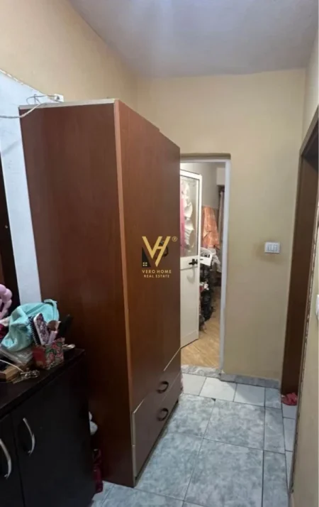 Tirane, jepet me qera apartament 2+1+Ballkon Kati 3, 50 m² 450 € (QENDER)