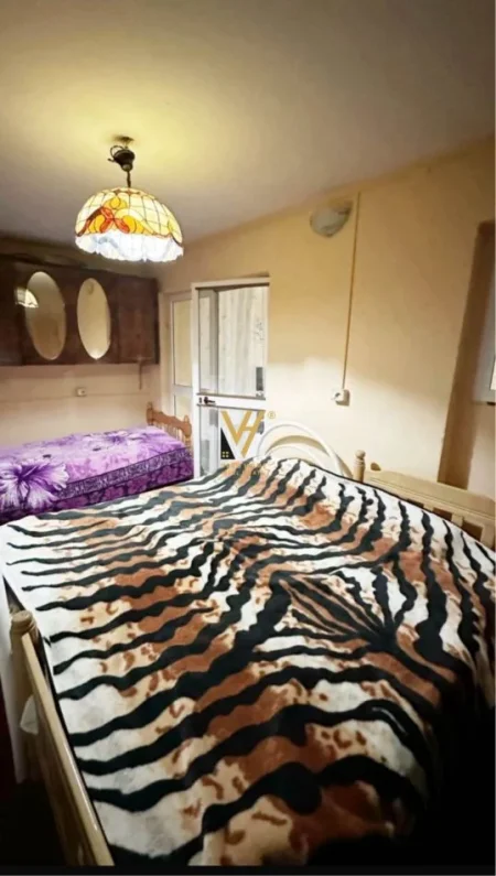 Tirane, jepet me qera apartament 2+1+Ballkon Kati 3, 50 m² 450 € (QENDER)