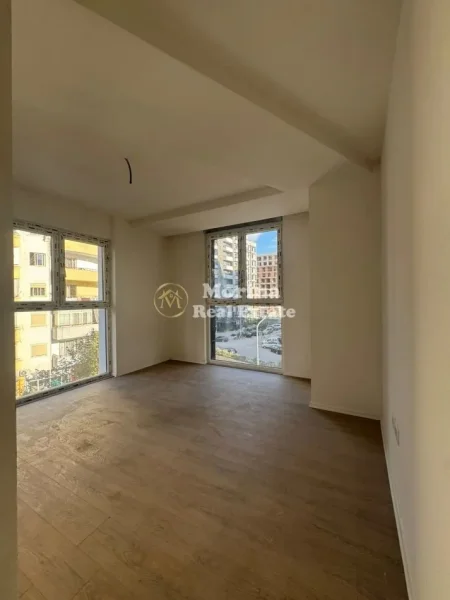 Tirane, jepet me qera ambjent biznesi Kati 2, 100 m² 500 € (Kompleksi Molla)