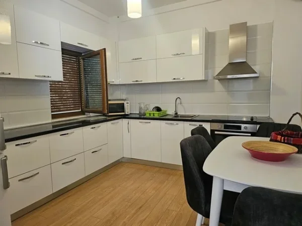 Tirane, jepet me qera Vile 4+1 , 344 m² 2.500 € (TEG)