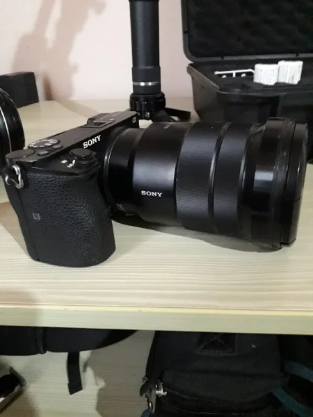 Tirane, shes Shitet Sony 6500 + Stabilizator (Gimbal) me valixhe profesionale