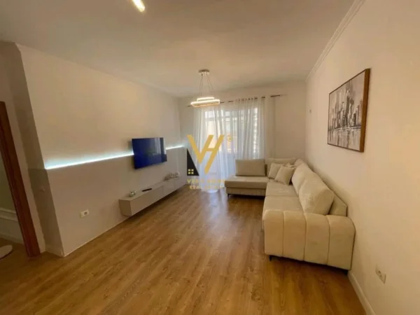 Tirane, jepet me qera apartament 1+1+Ballkon Kati 8, 63 m² 500 € (ASTIR)