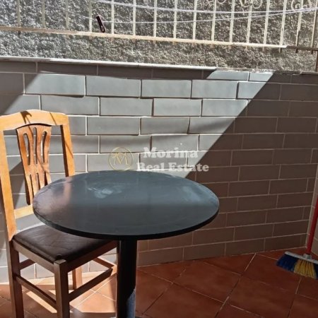Tirane, jepet me qera apartament 1+1+Ballkon Kati 1, 55 m² 450 € (Stacioni i Trenit)