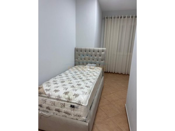 Tirane, jepet me qera apartament 2+1+Ballkon Kati 7, 90 m² 800 € (Rruga e Kavajës, Tiranë)