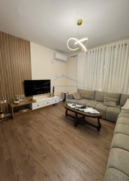 Tirane, jepet me qera Vile 2 Katshe Kati 2, 210 m² 1.100 € (Medreseja)