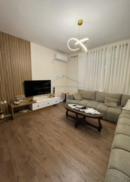 Tirane, jepet me qera Vile 2 Katshe Kati 2, 210 m² 1.100 € (Medreseja)