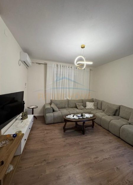 Tirane, jepet me qera Vile 2 Katshe Kati 2, 210 m² 1.100 € (Medreseja)