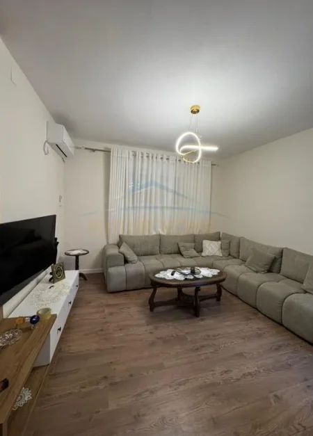 Tirane, jepet me qera Vile 2 Katshe Kati 2, 210 m² 1.100 € (Medreseja)