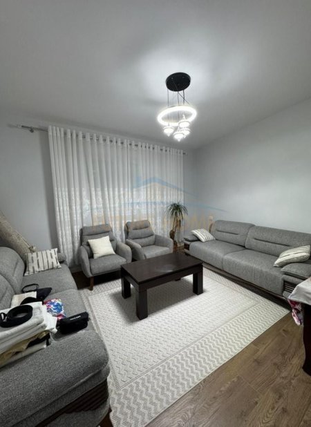 Tirane, jepet me qera Vile 2 Katshe Kati 2, 210 m² 1.100 € (Medreseja)