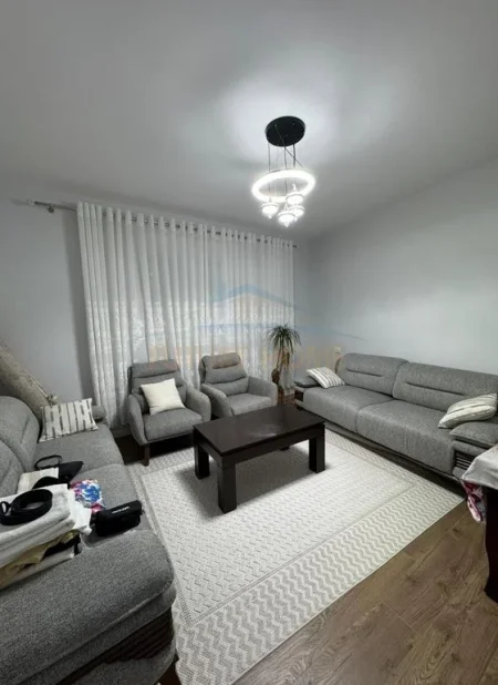 Tirane, jepet me qera Vile 2 Katshe Kati 2, 210 m² 1.100 € (Medreseja)