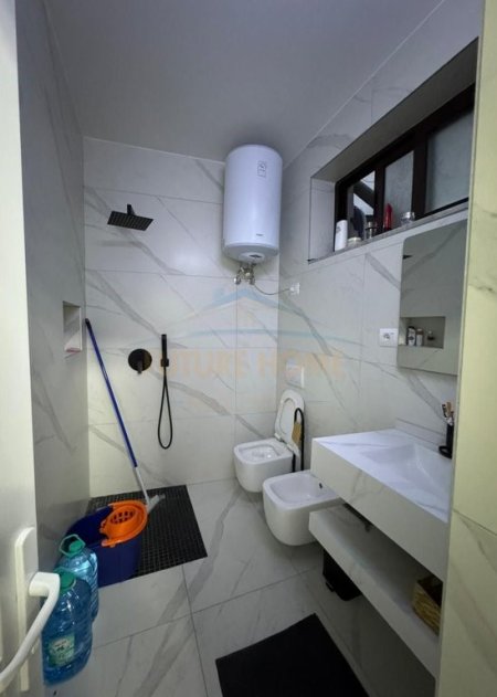 Tirane, jepet me qera Vile 2 Katshe Kati 2, 210 m² 1.100 € (Medreseja)