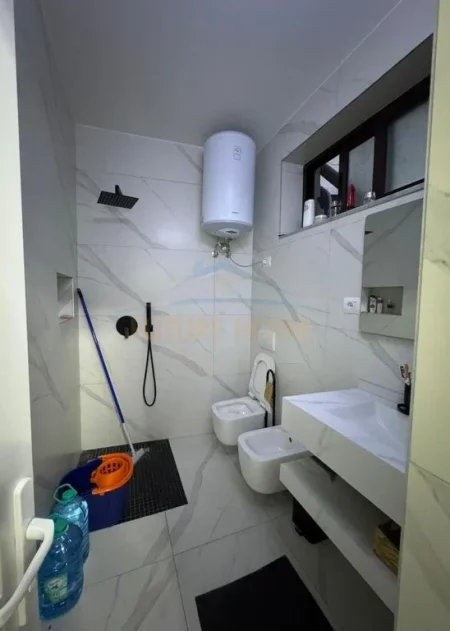 Tirane, jepet me qera Vile 2 Katshe Kati 2, 210 m² 1.100 € (Medreseja)