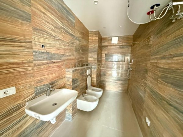 Tirane, jepet me qera zyre+post parkimi  Kati 3, 84 m² 1.100 € (Rruga e Kavajes)