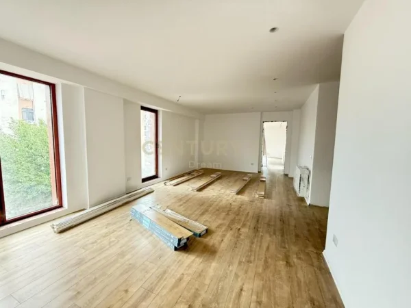 Tirane, jepet me qera zyre+ post parkimi Kati 3, 124 m² 1.800 € (rruga e Kavajes)