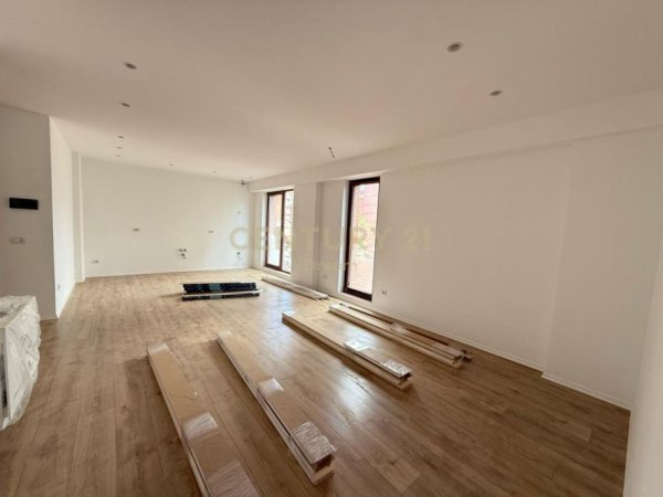 Tirane, jepet me qera zyre+ post parkimi Kati 3, 124 m² 1.800 € (rruga e Kavajes)