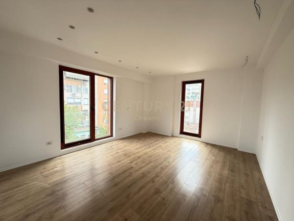 Tirane, jepet me qera zyre+ post parkimi Kati 3, 124 m² 1.800 € (rruga e Kavajes)