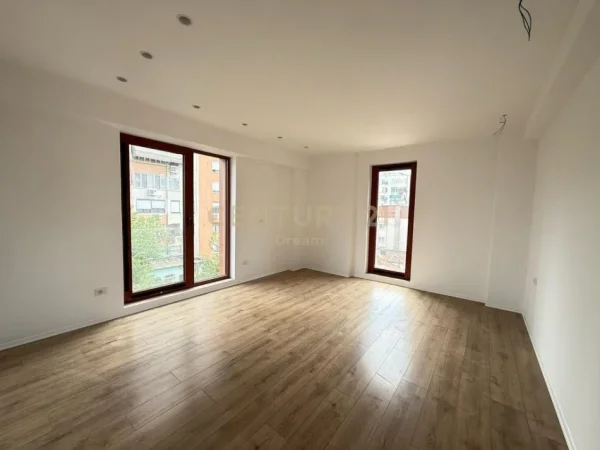 Tirane, jepet me qera zyre+ post parkimi Kati 3, 124 m² 1.800 € (rruga e Kavajes)