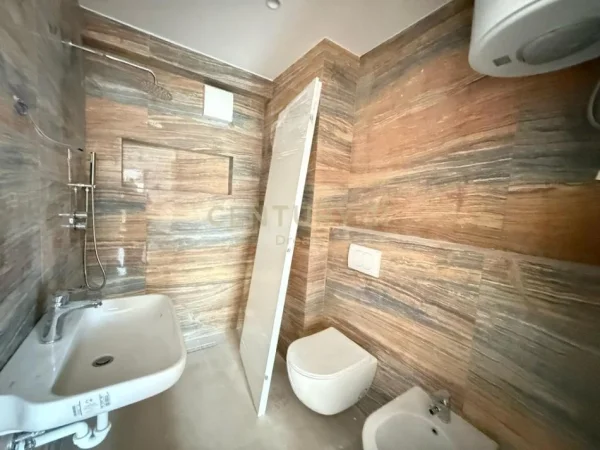 Tirane, jepet me qera zyre+ post parkimi Kati 3, 124 m² 1.800 € (rruga e Kavajes)