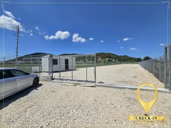 Tirane, jepet me qera toke , 1.700 m² (Prush)