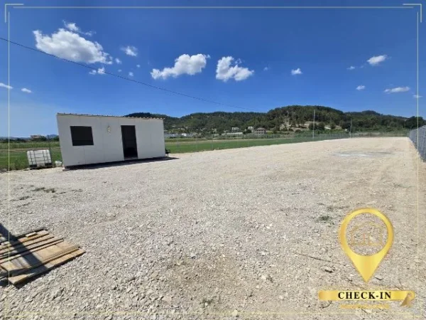 Tirane, jepet me qera toke , 1.700 m² (Prush)