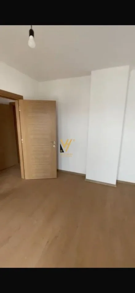 Tirane, jepet me qera ambjent biznesi Kati 5, 117 m² 500 € (5 MAJI)