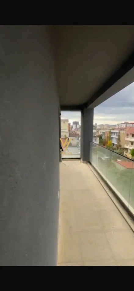 Tirane, jepet me qera ambjent biznesi Kati 5, 117 m² 500 € (5 MAJI)