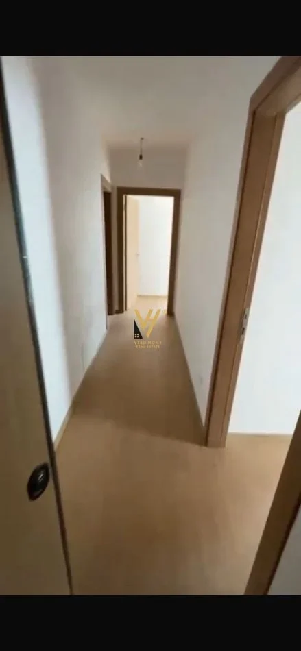 Tirane, jepet me qera ambjent biznesi Kati 5, 117 m² 500 € (5 MAJI)