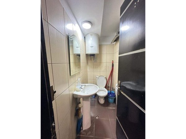 Tirane, jepet me qera ambjent biznesi Kati 0, 80 m² 1.200 € (Pediatria)