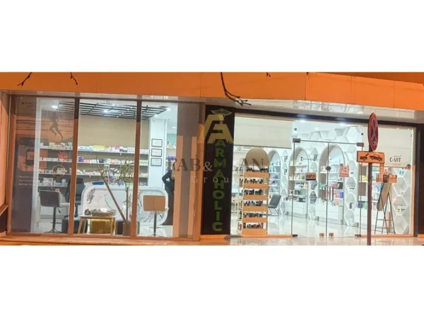 Tirane, jepet me qera dyqan Kati 0, 110 m² 1.000 € (Ish Parku)