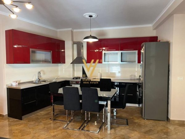 Tirane, jepet me qera apartament 2+1+Ballkon Kati 3, 115 m² 650 € (LIQENI I THATE)