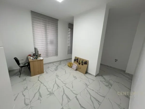 Tirane, jepet me qera zyre Kati 2, 127 m² 1.200 € (Kompleksi Zirkon)