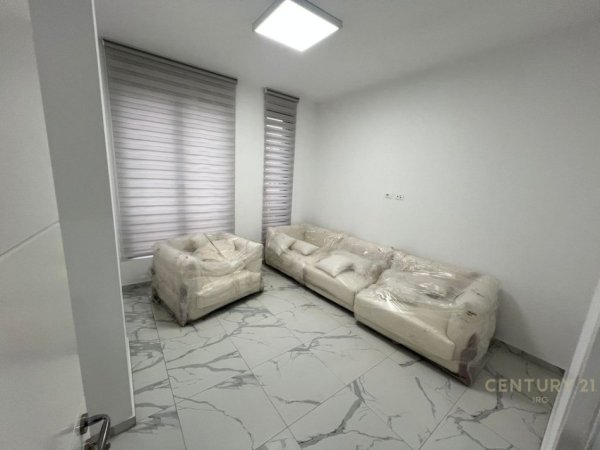 Tirane, jepet me qera zyre Kati 2, 127 m² 1.200 € (Kompleksi Zirkon)